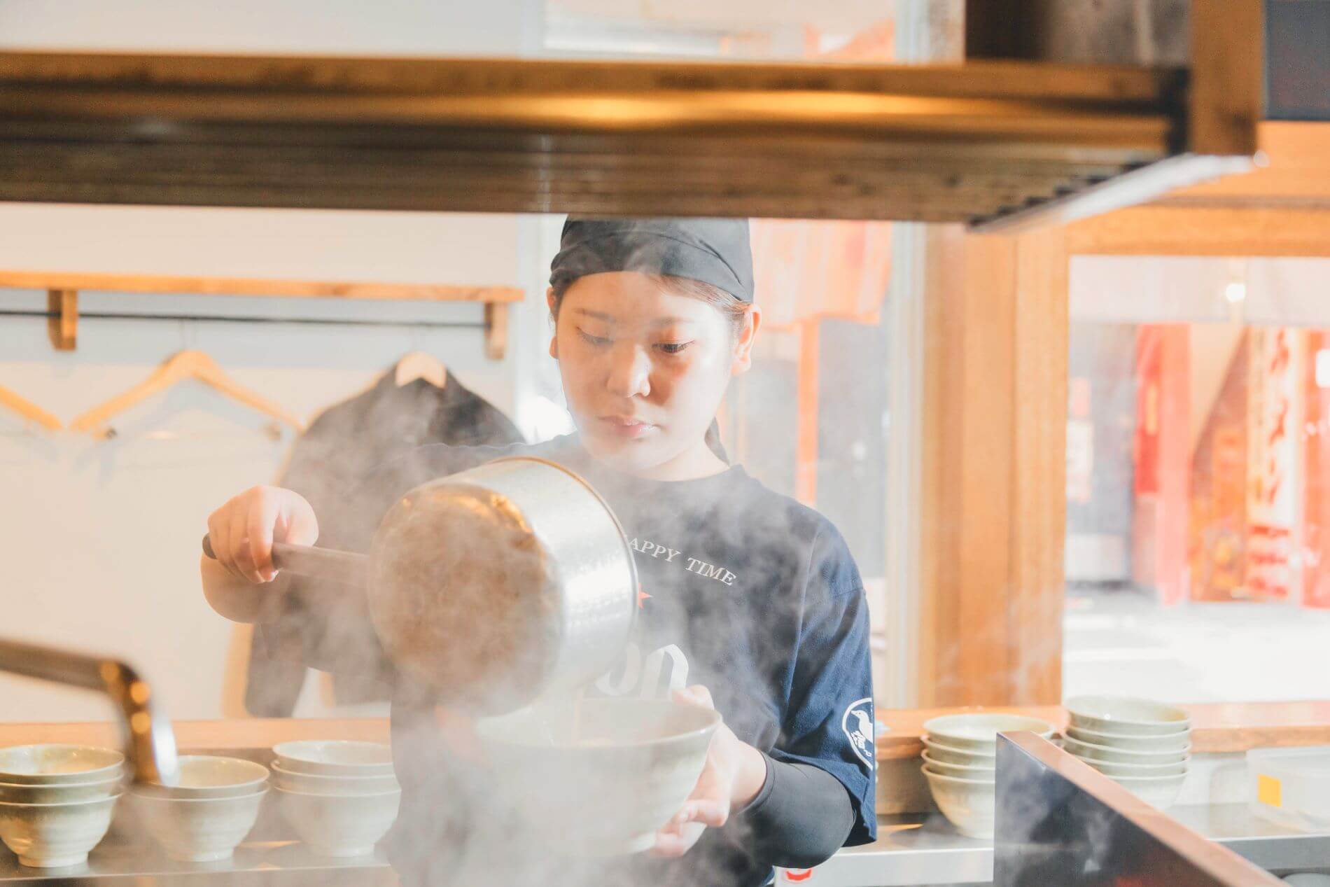 店の厨房で調理をする當眞